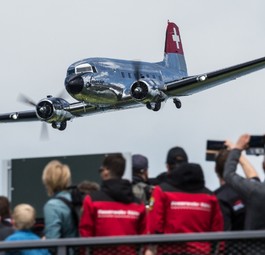 <p style="font-weight: 400;"><em>Beinahe auf Augenhöhe mit der Swissair Douglas DC-3</em></p>