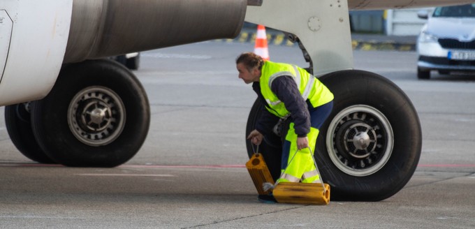 Ein Vorfeldmitarbeiter entfernt die Parkklötze des Air-France-Fliegers. Betanken, Gepäck und Fracht einladen und Boarding: All das ist in Tegel jetzt Geschichte.