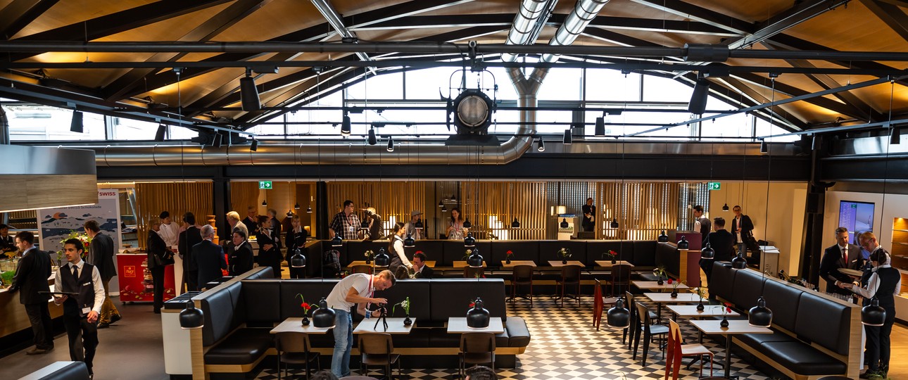 Markthallencharakter: Der zentrale Restaurantbereich der umgebauten Senator-Lounge von Swiss.
