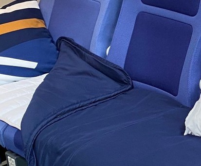 Lufthansas «Sleeper’s Row»: Kissen, Decke und Auflage aus der Business Class.