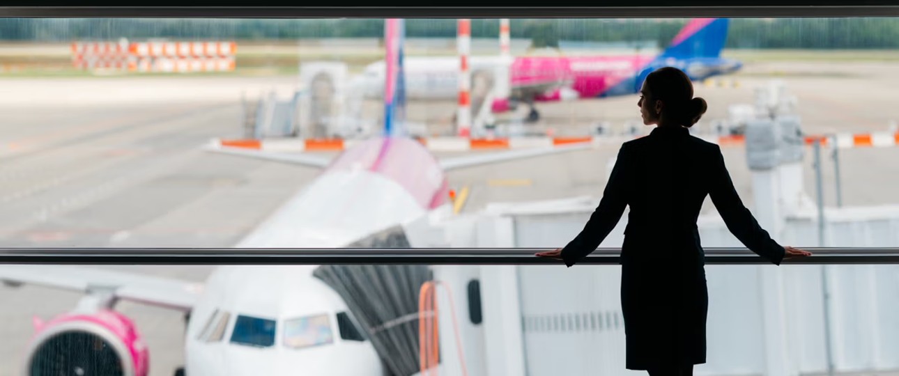 Kabinenpersonal vor einem Wizzair-Flugzeug: Die ungarische Airline soll wieder nach Tuzla fliegen.