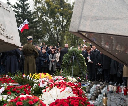 Trauerfeier zum Absturz in Smolensk: Der Absturz der Präsidentenmaschine 2010 versetzte ganz Polen in Schock.