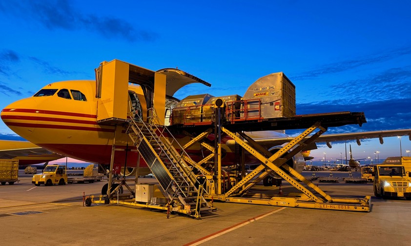 Die Beladung des Airbus A300 von EAT: Nqachts ist viel los in Leipzig.