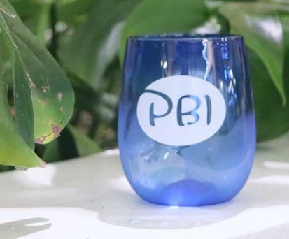 Glas vom mit dem Airportkürzel PBI: Mit der Umbenennung in Donald J. Trump Airport verliert der Airport auch das Kürzel PBI.