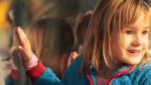 Leuchtende Kinderaugen: Air Baltics Gruss zur Adventszeit.