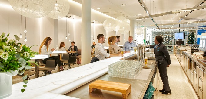 Die überarbeitete Crown Lounge 52: Im Bereich City gibt es Essen und Getränke.