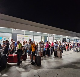 Gestrandete Reisende: Nach der Landung kommen sie teils nicht ins Hotel.
