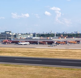 Der Flughafen Tegel: Anfang November wurde der Betrieb eingestellt. Letztes Jahr flogen <span data-sheets-value="{&quot;1&quot;:3,&quot;3&quot;:6047139}" data-sheets-userformat="{&quot;2&quot;:579,&quot;3&quot;:{&quot;1&quot;:2,&quot;2&quot;:&quot;#,##0&quot;,&quot;3&quot;:1},&quot;4&quot;:{&quot;1&quot;:2,&quot;2&quot;:16777215},&quot;9&quot;:2,&quot;12&quot;:0}">6.047.139</span> Leute von hier ab.