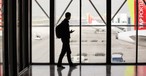 Passagier im Terminal des Flughafens Lissabon: Der Flughafen soll für 233 Millionen Euro modernisiert werden.