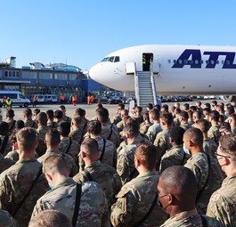 Amerikanische Soldaten der 3rd Infantry Division aus Georgia in den USA am 1. März 2022 am Flughafen Nürnberg, ...
