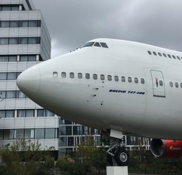 Die Boeing 747 vor dem Hotel Corendon Village in der Nähe des Flughafens Amsterdam Schiphol: Der Jet ...
