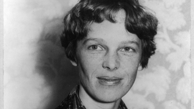 Die große Pionierin Amelia Earhart wollte als erster Mensch die Welt entlang des Äquators umrunden.