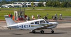Piper PA-28 vor einer Tankstelle: Avgas 100LL ist in der EU bis 2032 erlaubt.