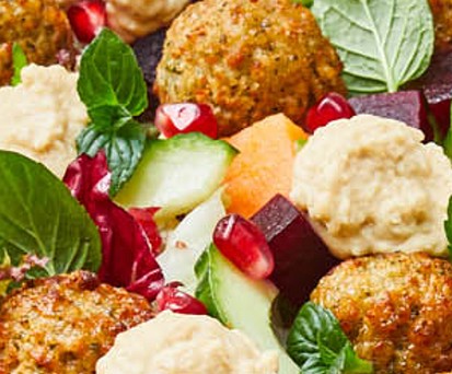Falafel-Tahini-Salat: Ist nun in Lufthansas Economy Class auf Europaflügen zu kaufen. Über das Business-Class-Konzept verrät die Fluglinie noch nicht viel.