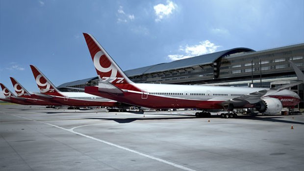Die ersten Exemplare sollen ab 2020 ausgeliefert werden. Die ersten Kunden sind Lufthansa, Qatar, Etihad und Emirates. Sie orderten mehr als 250 Exemplare. Ein Traumstart für Boeing.