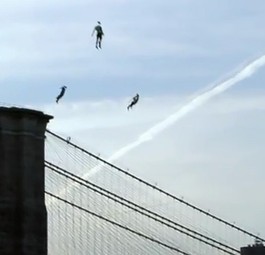 Ungewöhnliche Marketingaktion: Fliegende Menschen über New York City