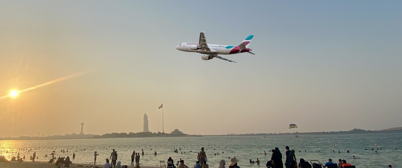 Strand von Abu Dhabi und ein Jet von Eurowings (Montage): Die Flüge starten im November.