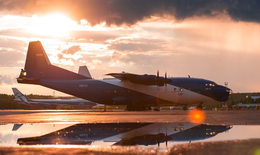Eine Antonov An-12: Das Flugzeug kann bis zu 20 Tonnen Fracht transportieren.  