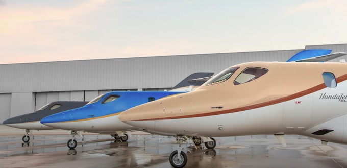 Honda Jet Elite S: In Luxe Gold  (vorne), Deep Sea Blue und Gunmetal.