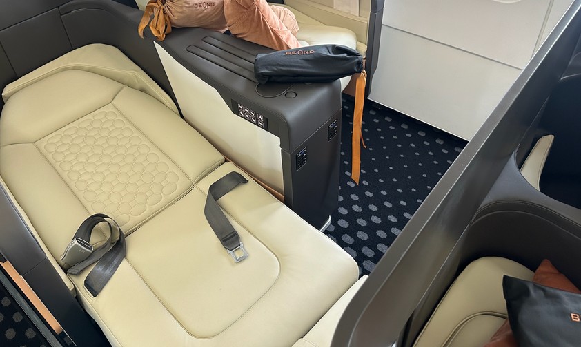 ... sind in einer 2-2-Konfiguration verbaut und lassen sich in flache Betten verwandeln. Für die Nacht gibt es eine Matratzenauflage.