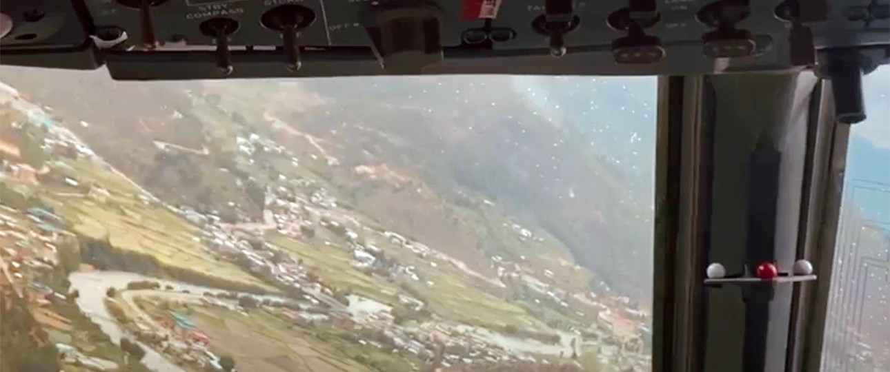 Die Landung in Paro aus dem Cockpit einer ATR  42 aus gesehen.