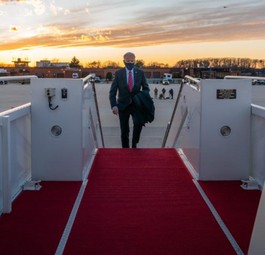 US-Präsident Joe Biden beim Einsteigen in die aktuelle Air Force One: Die neuen Flugzeuge sollen Ende 2024 geliefert werden.