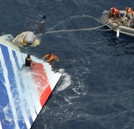 Rettungskräfte finden Anfang Juni 2009 die Heckflosse: Piloten sind aufgebracht.