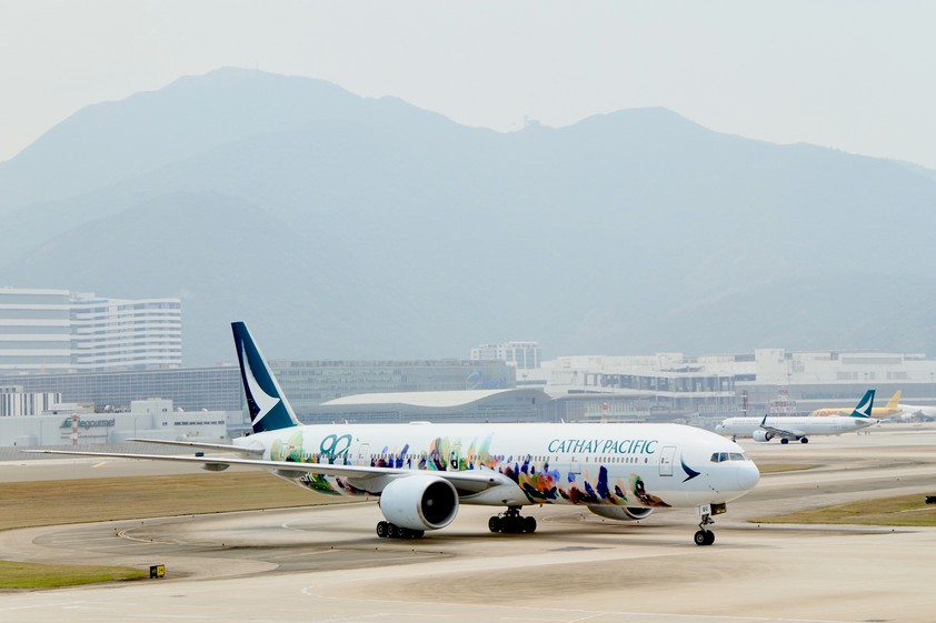Die Boeing 777 von Cathay Pacific mit der Sonderlackierung: Zum 80. Jubiläum.