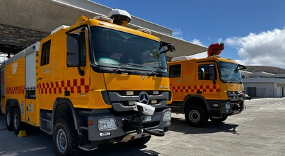 Zwei der drei Löschfahrzeuge am Flughafen St. Helena: Weil alle Fahrzeuge defekt sind, darf der Flughafen kein Flüge mehr abfertigen.