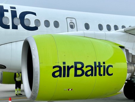 Airbus A220 von Air Baltic: Die hohen Kerosinpreise machen der Airline Sorgen.