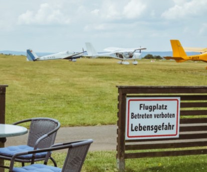 Der Flugplatz Idar-Oberstein: Hobbypiloten können per Funk Essen bestellen.