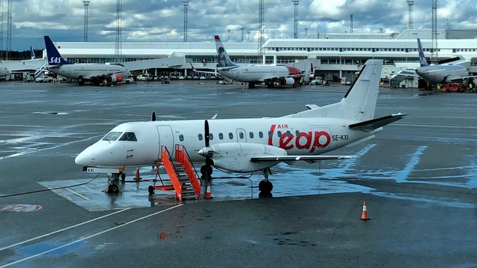 <span style="font-weight: 400;">Im Januar 2022 forderte die Covid-19-Pandemie ein weiteres Opfer. Die schwedische Regionalairline <a href="https://www.aerotelegraph.com/schwedische-regionalairline-air-leap-stellt-betrieb-ein">Air Leap stellte am 24. Januar ihren Flugbetrieb ein</a>. Die Fluggesellschaft überlebte die zwei Pandemie-Jahre nur dank staatlicher Unterstützung und konnte ohne die nicht weitermachen.</span>