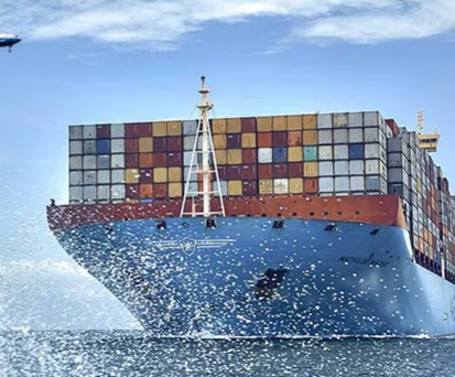 Containerschiff und Boeing 777 F: Die Kombination liegt im Trend.