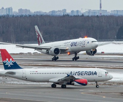Flugzeuge von Qatar Airways und Air Serbia am Flughafen Moskau-Sheremetyevo (Archivbild 2022): Auch heute fliegen viele internationale Airlines nach Moskau.