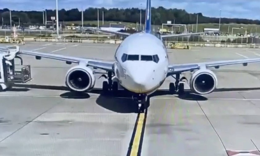 Ryanair-Boeing in Stansted: Die EI-EGD wird von einem Catering-Fahrzeug gerammt.