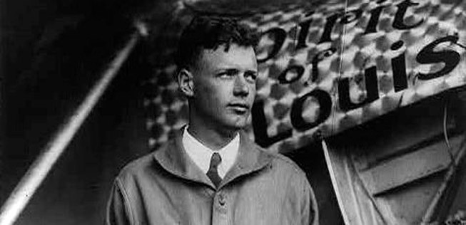 Charles Lindbergh vor seiner Maschine Spirit of St Louis: Der junge Flieger wurde durch seinen Rekordflug zum amerikanischen Nationalhelden.
