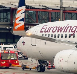 Eine Boeing 737-800 in Eurowings-Schriftzug und Smartwings-Winglet: Eurowings hat die Flugzeuge für drei Jahre geleast.