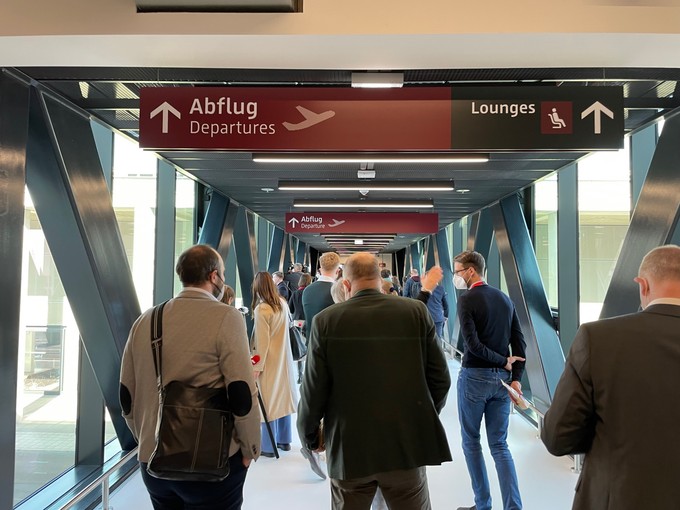 ... und über eine Fußgängerbrücke in das Pier Nord, das mit Terminal 1 verbunden ist. Hier herrscht Gegenverkehr, denn auch ankommende Fluggäste kommen hier durch.