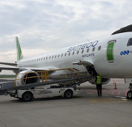 Embraer E195 im Design von Bamboo Airways: Zwei der Jets ...