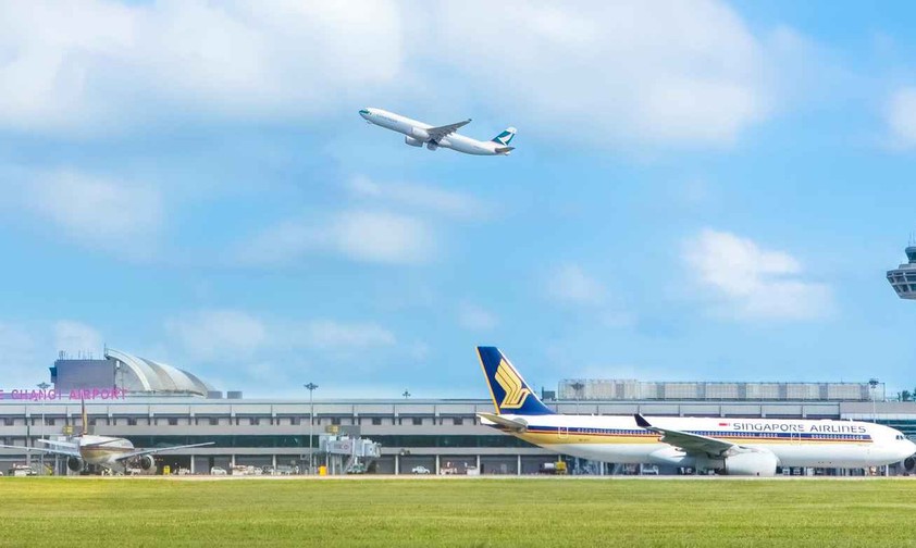 Flugzeuge am Changi Airport in Singapur: Flüge werden ab 2026 teurer.