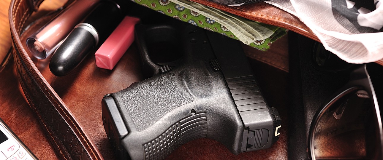 Schusswaffe in der Handtasche: Kann man ja mal vergessen?