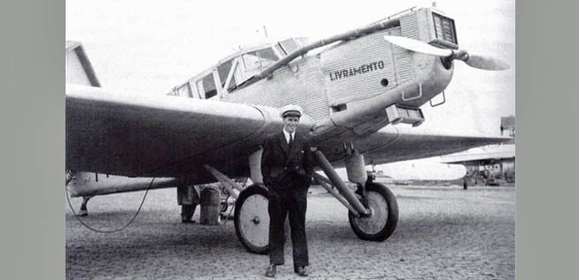 Etwa zur gleichen Zeit vor seinem Lieblingsflieger.