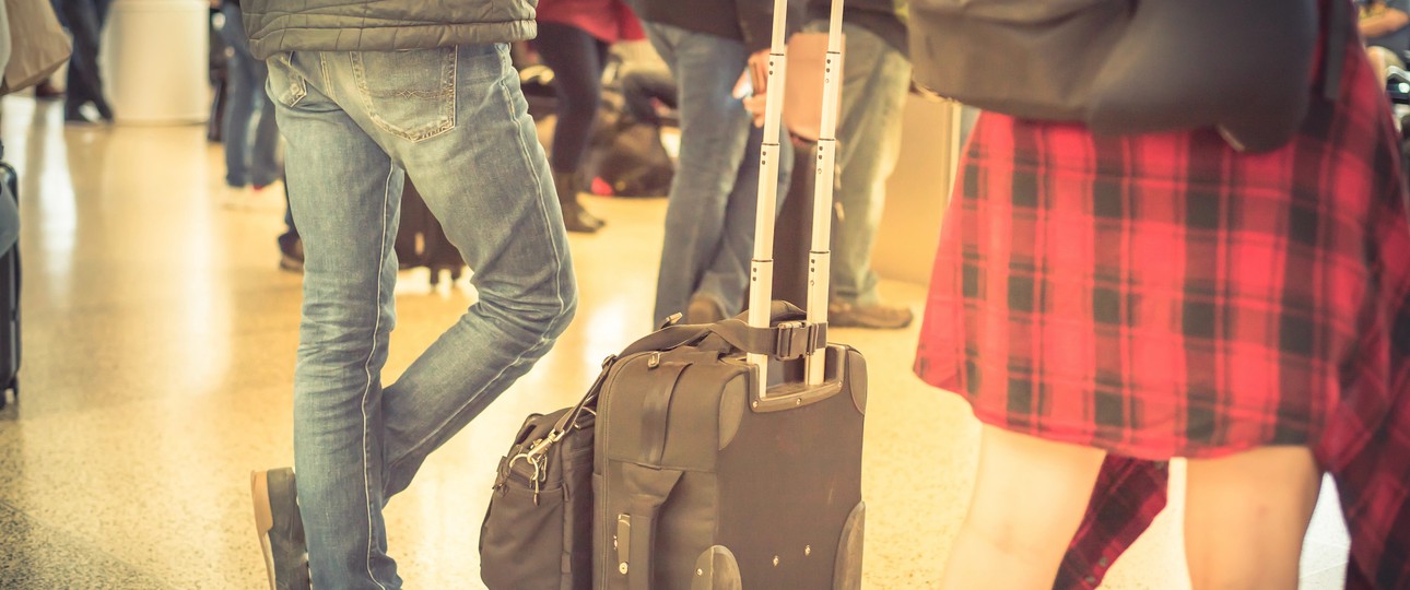 Mann am Flughafen: In den USA darf er die Schuhe künftig anbehalten.