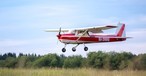 Eine Cessna 150: Das Kleinflugzeug im Flug.