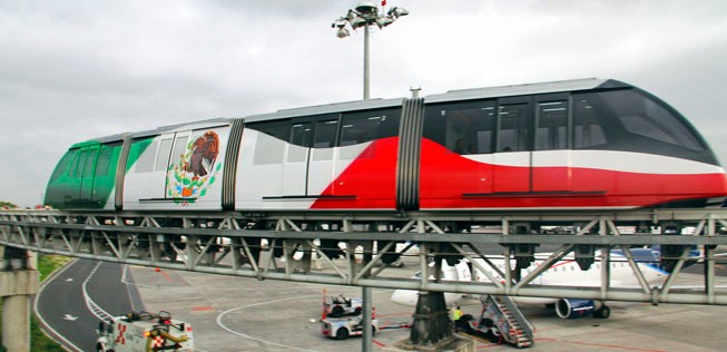 Verbindungszug am Flughafen Mexico City: In der Hauptstadt gibt es weiterhin Beschränkungen.