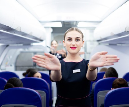 Wizz-Air-Flugbegleiterin: Die Airline gewinnt dank mehr Sitzplätzen.