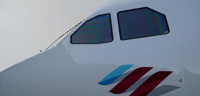 Auch unter den Cockpitfenstern prangt das Eurowings-Logo...
