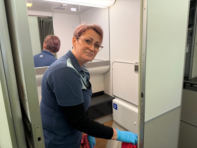 Auf einem 12-Stunden-Flug werden die Bordtoiletten stark beansprucht – für den nächsten Einsatz müssen sie wieder einwandfrei sein. Neue WC-Rollen und Papiertücher sind Pflicht. In der engen Kabine sitzt bei Lidija Udovicic jeder Handgriff.