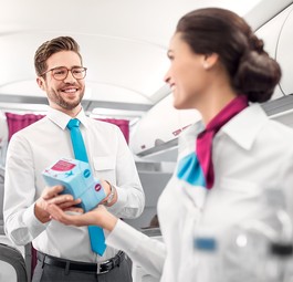 Eurowings-Flugbegleiter: Die Snackbox wird abgeschafft.