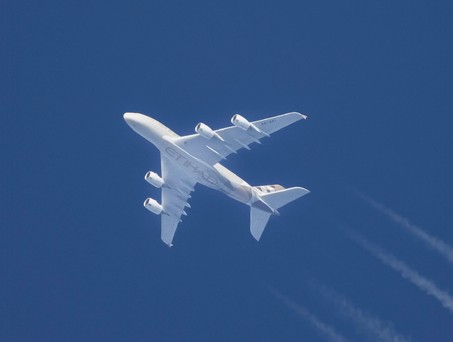 Flieger am Himmel: Die Emissionen werden weniger.